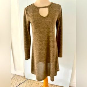 ULTRA FLIRT BROWNISH/GOLD/ W BLACK FLECK /KEYHOLE NECK /MIDI SHIFT DRESS